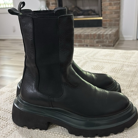 Steve Madden Buxton Chelsea Boot
Leather & textile upper slip stretch gores Sz 9 - Picture 5 of 14